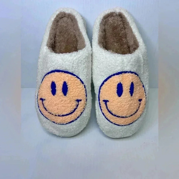 😊”Happy Face Slippers” NWT Nordic Peace White w/ Tan Faux Size 9/10😊 - Picture 2 of 12